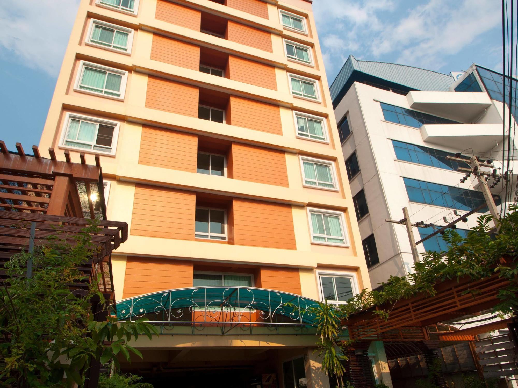 Golden House @ On-Nut Station Motel Bangkok Exterior photo
